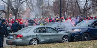Auto durchbricht Absperrung bei Super-Bowl-Parade