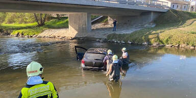 Auto rollte in Fluss, weil Lenker Enten füttern wollte