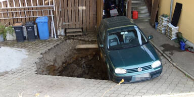 Bergwerksstollen eingestürzt: Auto hängt über Krater