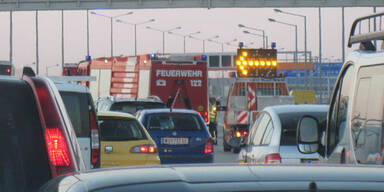 Südautobahn wegen Lkw-Unfall gesperrt
