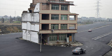 Chinesen bauen Autobahn um Haus herum