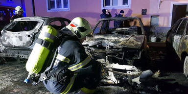 Fahrzeuge in Wiener Neustadt abgebrannt