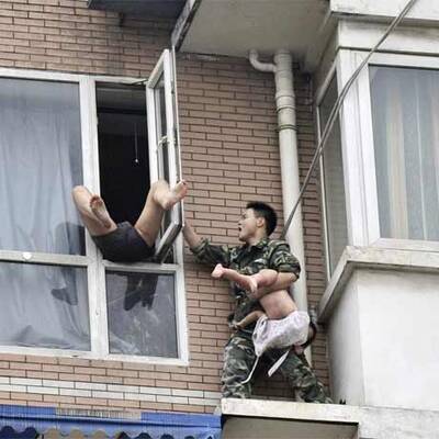 Mann wollte Baby aus dem Fenster werfen