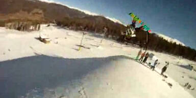 Snowboarder steht 3- fachen Rückwärtssalto