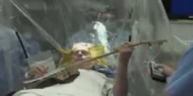 Musiker spielt Banjo mit offenem Schädel