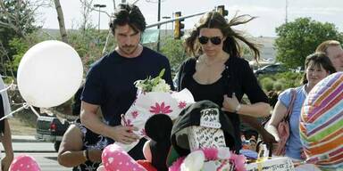 Christian Bale besucht die Opfer