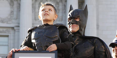 Krebskranker Bub darf "Batman" spielen
