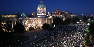 Demonstranten dringen in Belgrader Parlament ein