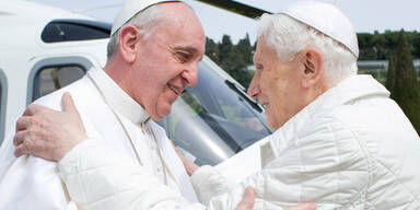 Franziskus trifft Vorgänger  Benedikt