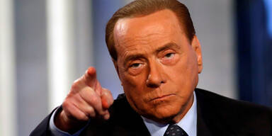 Berlusconi gestürzt - in Spital eingeliefert