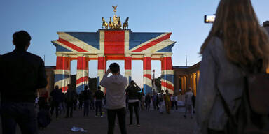 Brandenburger Tor leuchtet in britischen Farben