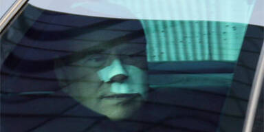 Berlusconi mit verbundenem Gesicht heim