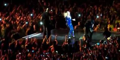 Schreck: Fan zieht Beyonce in die Menge