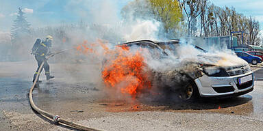 Auto geht in Flammen auf - Frau verletzt 