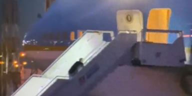 Video: Biden stolpert auf der Treppe zur Air Force One – schon wieder!
