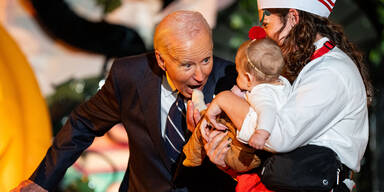 Biden beißt Baby