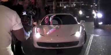 Bieber fährt im Ferrari Paparazzo nieder