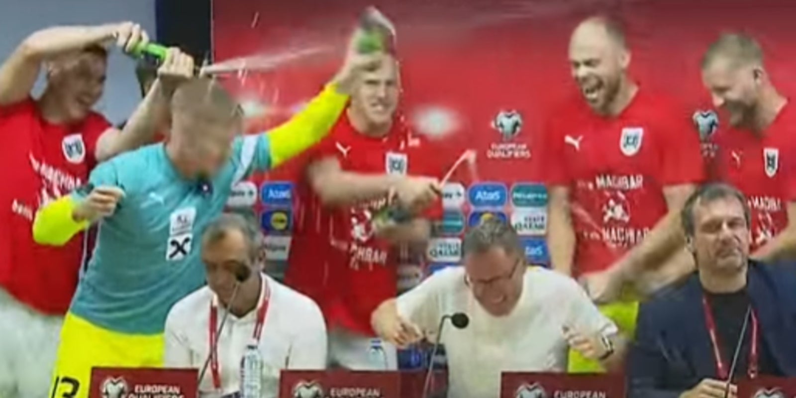 Rangnick erhielt bei ausgelassener ÖFB-Party Bierdusche - sport24.at