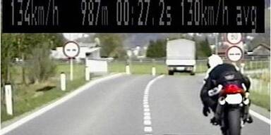 Motorrad-Raser filmt Flucht vor der Polizei