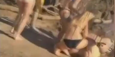 Frau von Bikini-Mädels verprügelt