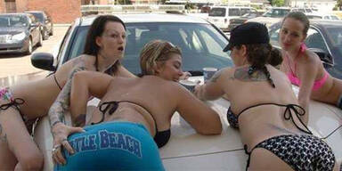 Bikini-Girls waschen Polizeiauto - Job los