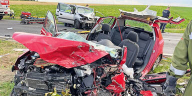 Lenker krachte in Auto von Familie: 1 Toter, 2 Verletzte