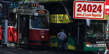 Wien: 1er-Bim von Touristen-Bus gerammt