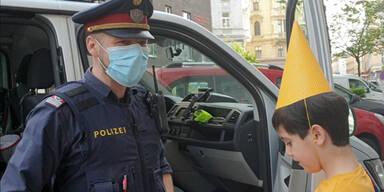 Wiener Polizist überrascht Buben an seinem 10. Geburtstag