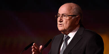 Blatter schlägt wild um sich