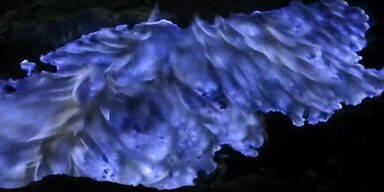 Vulkan Kawah Ijen spuckt blaue Lava
