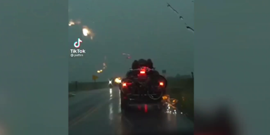 Auto von Blitz getroffen