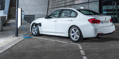 BMW greift mit Elektro-3er Teslas Model 3 an