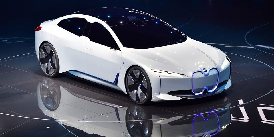 BMW i4 greift Tesla Model 3 an