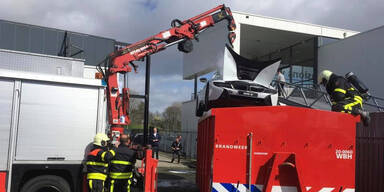 Feuerwehr versenkt teuren BMW-Sportwagen