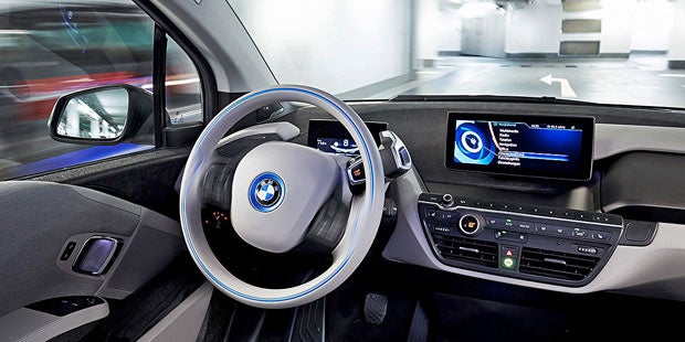 Dieser BMW i3 parkt ganz alleine ein