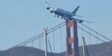 Jumbo rast auf Golden Gate Bridge zu