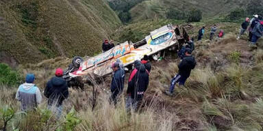 Bus stürzt 400 Meter in die Tiefe – mindestens elf Tote