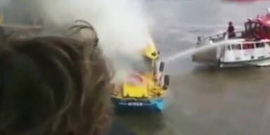 Touristenboot auf Themse fängt Feuer