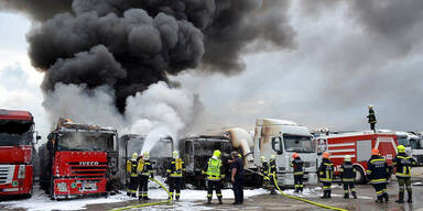Zehn Lkw gingen in Flammen auf