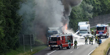 Spektakulärer Lkw-Brand auf Autobahn