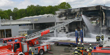 Großbrand in Lkw-Werkstatt