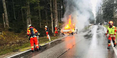 Pkw mit Hybrid-Antrieb ging während Fahrt in Flammen auf