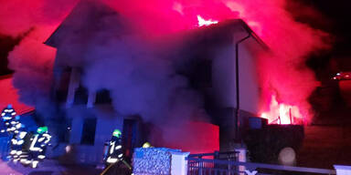Einfamilienhaus in Brand: Acht Feuerwehren im Einsatz