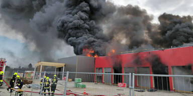Gasflaschen explodieren: Brand bei Roten Kreuz