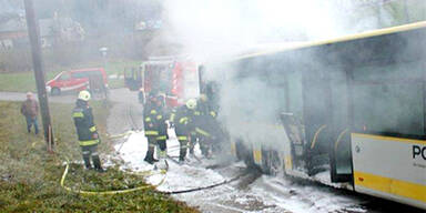 80 Passagiere aus brennendem Bus gerettet