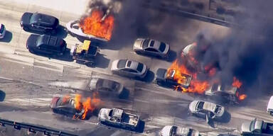 Buschfeuer setzt Fahrzeuge in Brand