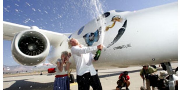 Branson enthüllt Flugzeug für Weltraumtouristen