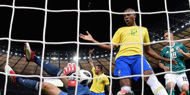 Brasilien gewinnt dank Tormann-Patzer