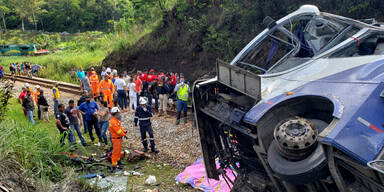 Bus stürzt von Brücke: 17 Tote in Brasilien