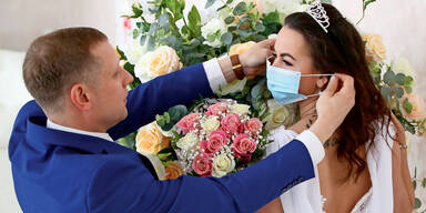 Brautpaar mit Maske bei Hochzeit